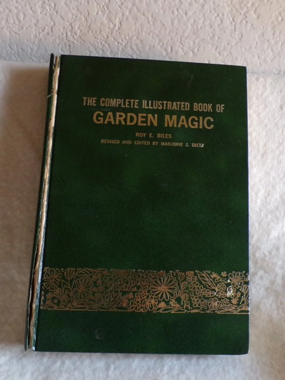 The Complete Illustrated Book of Garden Magic by Roy E. Biles 1969 HC Gardening